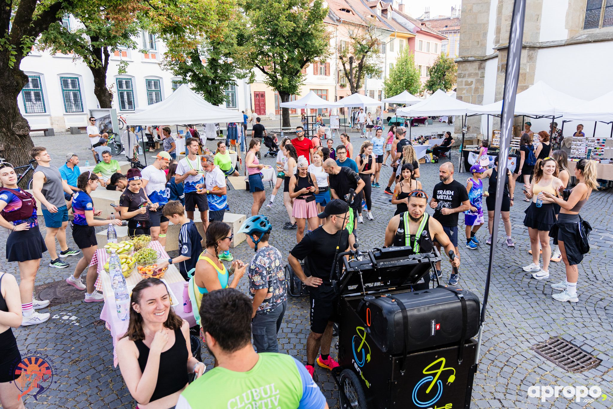 Participanții adunați înainte de alergare în Sibiu