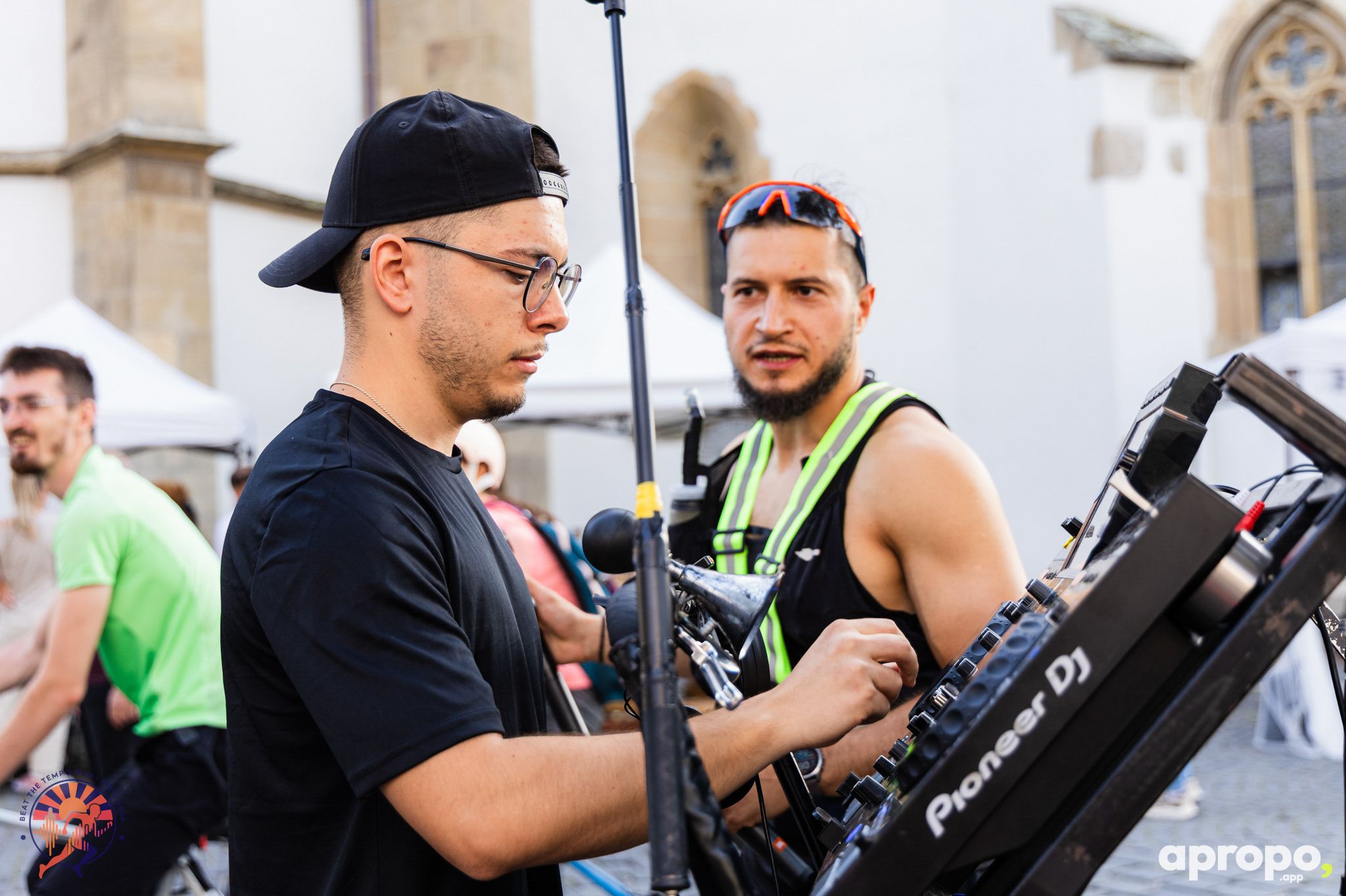 DJ-ul și echipa pregătesc muzica pentru alergare